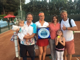 schmiedlova-s-trofejou-v-grade-a-trener-milan-martinec-vpravo-4