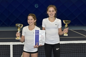 E. Tóthová (TK Love 4 tennis), I. Balus (vľavo- TC Baseline B. Bystrica), víťazky štvorhry