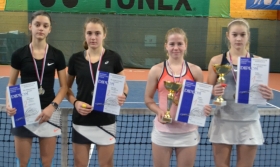 Finalistky štvorhry zľava Suchánková, Marušinová, víťazky Vargová, Zelníčková 